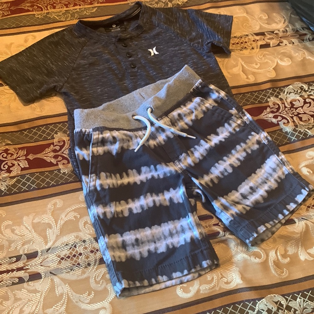 Bundle outfit brand NEW a shorts with Hurley T-shirt lower price great